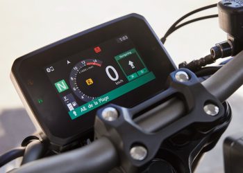 Panel instrumen TFT 5 inci pada Honda CB650R terbaru dilengkapi sistem konektivitas Honda RoadSync (Dok. Sinsen)
