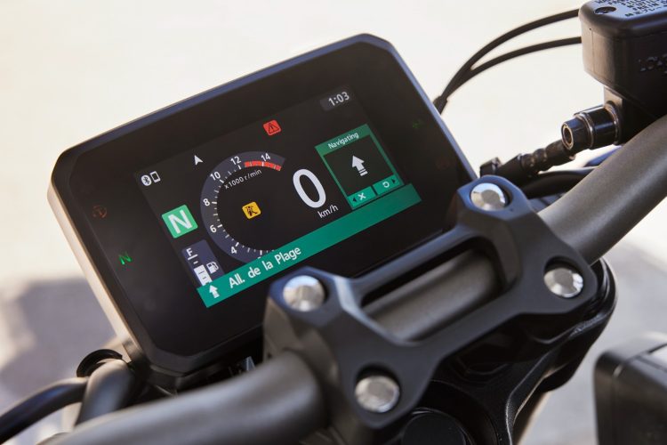 Panel instrumen TFT 5 inci pada Honda CB650R terbaru dilengkapi sistem konektivitas Honda RoadSync (Dok. Sinsen)