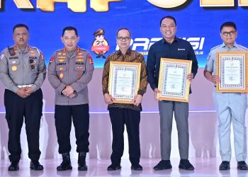Kapolri Jenderal Listyo Sigit Prabowo menyerahkan penghargaan kepada Plt Direktur Utama Jasa Raharja, Rubi Handojo, pada Rakernis Fungsi Lalu Lintas 2025 di Gedung The Tribrata, Jakarta, Kamis (12/6/2025). (Dok,.Humas JR Jambi)