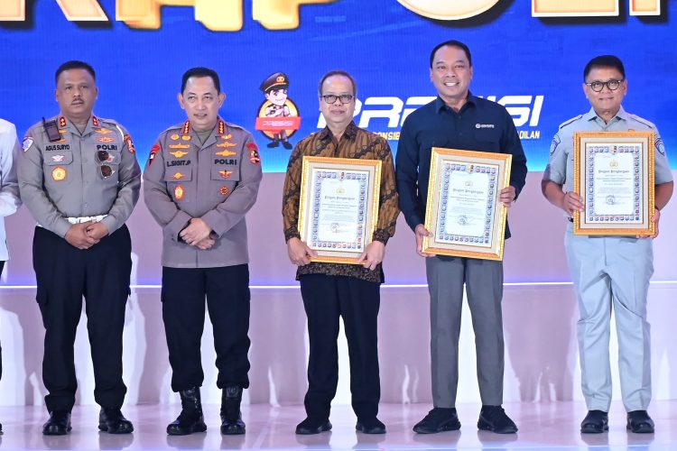 Kapolri Jenderal Listyo Sigit Prabowo menyerahkan penghargaan kepada Plt Direktur Utama Jasa Raharja, Rubi Handojo, pada Rakernis Fungsi Lalu Lintas 2025 di Gedung The Tribrata, Jakarta, Kamis (12/6/2025). (Dok,.Humas JR Jambi)
