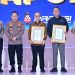 Kapolri Jenderal Listyo Sigit Prabowo menyerahkan penghargaan kepada Plt Direktur Utama Jasa Raharja, Rubi Handojo, pada Rakernis Fungsi Lalu Lintas 2025 di Gedung The Tribrata, Jakarta, Kamis (12/6/2025). (Dok,.Humas JR Jambi)