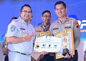 Direktur Kepatuhan & Manajemen Risiko Jasa Raharja Harwan Muldidarmawan menyerahkan IRSMS Award kepada Kapolres Sukoharjo AKBP Sigit Doohan yang meraih Juara 1 kategori Polres Sedang/Tipe A dalam Rakernis Fungsi Lalu Lintas 2025 di Jakarta, Jumat (13/6/2025). (Dok. Humas JR Jambi)