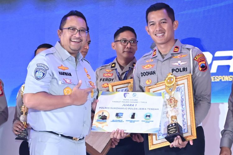 Direktur Kepatuhan & Manajemen Risiko Jasa Raharja Harwan Muldidarmawan menyerahkan IRSMS Award kepada Kapolres Sukoharjo AKBP Sigit Doohan yang meraih Juara 1 kategori Polres Sedang/Tipe A dalam Rakernis Fungsi Lalu Lintas 2025 di Jakarta, Jumat (13/6/2025). (Dok. Humas JR Jambi)