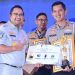 Direktur Kepatuhan & Manajemen Risiko Jasa Raharja Harwan Muldidarmawan menyerahkan IRSMS Award kepada Kapolres Sukoharjo AKBP Sigit Doohan yang meraih Juara 1 kategori Polres Sedang/Tipe A dalam Rakernis Fungsi Lalu Lintas 2025 di Jakarta, Jumat (13/6/2025). (Dok. Humas JR Jambi)