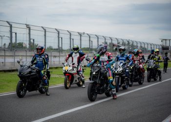 Puluhan jurnalis menjajal performa Yamaha Aerox Alpha, R25, dan MT-25 langsung di lintasan Sirkuit Mandalika dalam kegiatan Yamaha BLU CRU Sunday Race, Jumat (13/6/2025). (Dok. Yamaha Jambi)