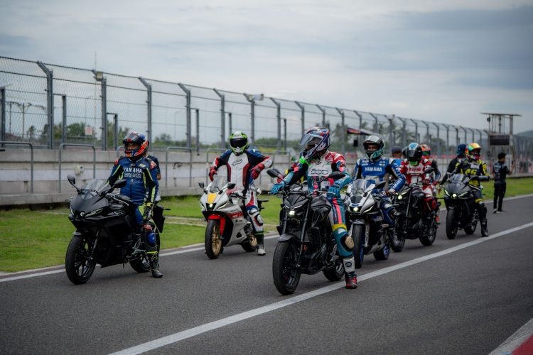 Puluhan jurnalis menjajal performa Yamaha Aerox Alpha, R25, dan MT-25 langsung di lintasan Sirkuit Mandalika dalam kegiatan Yamaha BLU CRU Sunday Race, Jumat (13/6/2025). (Dok. Yamaha Jambi)