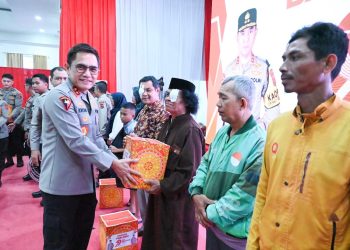 Kapolda Jambi Irjen Pol Krisno H Siregar menyerahkan bantuan sosial kepada warga dalam rangkaian kegiatan Bakti Kesehatan dan Bansos Hari Bhayangkara ke-78 di Mapolda Jambi, Senin (10/6/2025). (Dok. Nahar)
