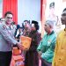 Kapolda Jambi Irjen Pol Krisno H Siregar menyerahkan bantuan sosial kepada warga dalam rangkaian kegiatan Bakti Kesehatan dan Bansos Hari Bhayangkara ke-78 di Mapolda Jambi, Senin (10/6/2025). (Dok. Nahar)