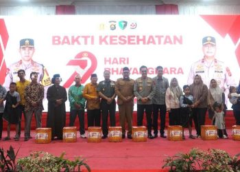 Kapolda Jambi Irjen Pol. Krisno Halomoan Siregar, Danrem 042/Gapu Brigjen TNI Heri Purwanto, dan para pejabat daerah berfoto bersama peserta usai kegiatan Bakti Kesehatan dalam rangka Hari Bhayangkara ke-79 di Gedung Putih Grand Kemas, Jambi, Senin (16/6/2025). (Dok. Nahar)