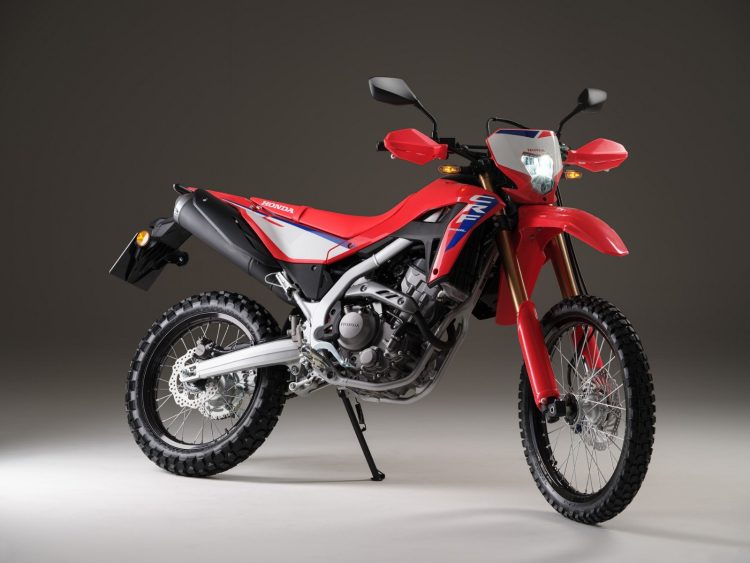Tampilan tangguh New CRF250L dengan desain baru dan fitur canggih, siap menaklukkan medan on-road maupun off-road di Indonesia. (Dok. AHM)