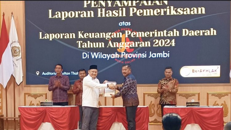 Bupati Kerinci Monadi menerima langsung opini Wajar Tanpa Pengecualian (WTP) atas LKPD 2024 dari Kepala BPK Perwakilan Provinsi Jambi, Muhamad Toha Arafat, di Auditorium Sultan Thaha, Senin (16/6/2025). (Dok. Kominfo)