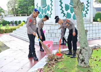 Sejumlah personel Polda Jambi melakukan pembersihan di area Taman Makam Pahlawan Satria Bhakti, Tambak Sari, dalam rangka kegiatan Bakti Religi memperingati Hari Bhayangkara ke-79, Senin (16/6/2025). (Dok. Nahar)