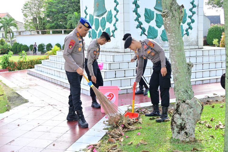 Sejumlah personel Polda Jambi melakukan pembersihan di area Taman Makam Pahlawan Satria Bhakti, Tambak Sari, dalam rangka kegiatan Bakti Religi memperingati Hari Bhayangkara ke-79, Senin (16/6/2025). (Dok. Nahar)