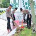 Sejumlah personel Polda Jambi melakukan pembersihan di area Taman Makam Pahlawan Satria Bhakti, Tambak Sari, dalam rangka kegiatan Bakti Religi memperingati Hari Bhayangkara ke-79, Senin (16/6/2025). (Dok. Nahar)