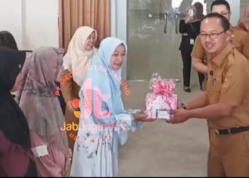 Wakil Bupati Kerinci Murison menyerahkan cenderamata kepada peserta Bimtek Aplikasi Aksi Konvergensi P35 Kabupaten Kerinci Tahun 2025di Aula Kantor Bupati Kerinci, Senin (16/6/2025). (Dok. Kominfo)