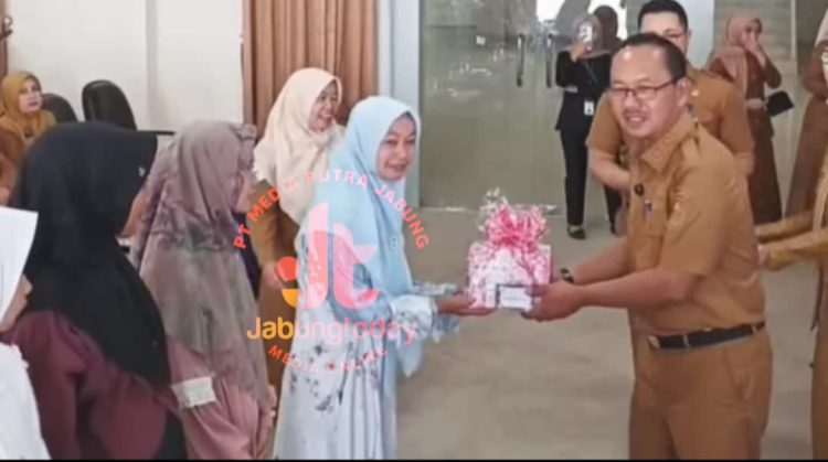 Wakil Bupati Kerinci Murison menyerahkan cenderamata kepada peserta Bimtek Aplikasi Aksi Konvergensi P35 Kabupaten Kerinci Tahun 2025di Aula Kantor Bupati Kerinci, Senin (16/6/2025). (Dok. Kominfo)