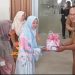 Wakil Bupati Kerinci Murison menyerahkan cenderamata kepada peserta Bimtek Aplikasi Aksi Konvergensi P35 Kabupaten Kerinci Tahun 2025di Aula Kantor Bupati Kerinci, Senin (16/6/2025). (Dok. Kominfo)
