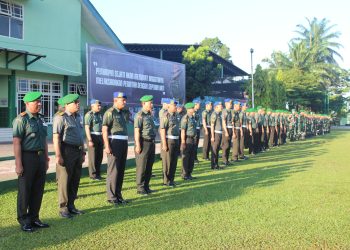 Para prajurit dan PNS Korem 042/Gapu mengikuti upacara bendera 17 Juni 2025 di Lapangan Makorem Jambi. (Dok. Penrem)