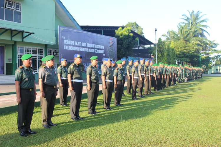 Para prajurit dan PNS Korem 042/Gapu mengikuti upacara bendera 17 Juni 2025 di Lapangan Makorem Jambi. (Dok. Penrem)