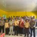 Petugas Jasa Raharja Samsat Muara Tebo, Kepolisian, dan Kepala Samsat Tebo berfoto bersama guru serta siswa-siswi SMKN 8 Tebo usai menggelar sosialisasi keselamatan lalu lintas dan edukasi administrasi kendaraan bermotor, Senin (16/6/2025). (Dok. Humas JR Jambi)
