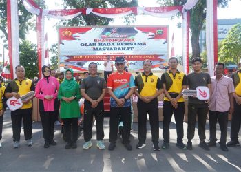 Poto bersama usai kegiatan olahraga bersama dalam rangka menyambut Hari Bhayangkara ke-79 di Mapolda Jambi, Selasa (17/6/2025). (Nahar)