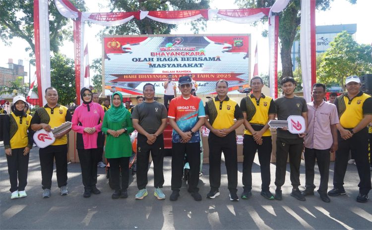 Poto bersama usai kegiatan olahraga bersama dalam rangka menyambut Hari Bhayangkara ke-79 di Mapolda Jambi, Selasa (17/6/2025). (Nahar)