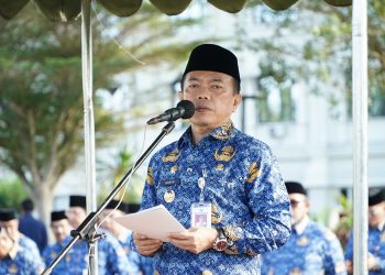 Gubernur Jambi Al Haris menyampaikan amanat saat memimpin upacara penguatan nasionalisme dan disiplin ASN serta penyerahan 2.000 SK tenaga non-ASN di Lapangan Kantor Gubernur Jambi, Selasa (17/6/2025). (Foto: Diskominfo Provinsi Jambi/Erict Sutriedi)