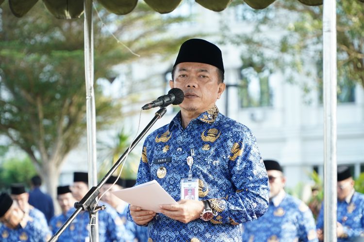 Gubernur Jambi Al Haris menyampaikan amanat saat memimpin upacara penguatan nasionalisme dan disiplin ASN serta penyerahan 2.000 SK tenaga non-ASN di Lapangan Kantor Gubernur Jambi, Selasa (17/6/2025). (Foto: Diskominfo Provinsi Jambi/Erict Sutriedi)