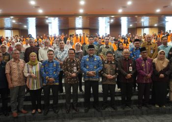 Sekretaris Daerah Provinsi Jambi Dr. H. Sudirman, S.H., M.H. bersama Rektor Universitas Jambi, pejabat daerah, dan para tamu undangan saat peluncuran platform Digisawit.com di Kampus Unja Mendalo, Selasa (17/6/2025). (Foto: Diskominfo Provinsi Jambi/Novriansah)