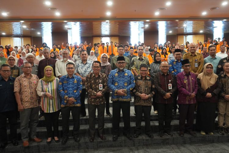 Sekretaris Daerah Provinsi Jambi Dr. H. Sudirman, S.H., M.H. bersama Rektor Universitas Jambi, pejabat daerah, dan para tamu undangan saat peluncuran platform Digisawit.com di Kampus Unja Mendalo, Selasa (17/6/2025). (Foto: Diskominfo Provinsi Jambi/Novriansah)