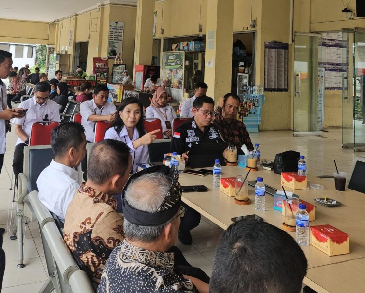 Kepala Kantor Wilayah Jasa Raharja Jambi Ni Made Ayu Mulidyawati (tengah) berdiskusi bersama perwakilan Dinas Perhubungan dan operator angkutan umum dalam FKLL yang digelar di Terminal Alam Barajo, Kota Jambi, Selasa (17/6/2025). (Dok. Yola)