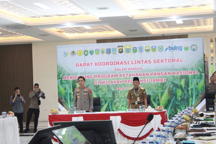 Wakil Gubernur Jambi Abdullah Sani dan Kapolda Jambi Irjen Pol. Krisno H Siregar menghadiri Rakor Ketahanan Pangan di Gedung Siginjai Polda Jambi, Selasa (17/6/2025). (Dok. Erit Kominfo)