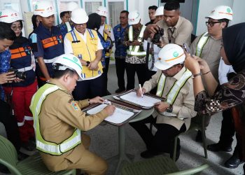 Wakil Kepala Staf Kepresidenan M. Qodari dan Gubernur Jambi Al Haris menandatangani dokumen dalam rangka peninjauan pembangunan Sekolah Rakyat di Sentra Alyatama, Kota Jambi, Selasa (17/6/2025). (Foto: Diskominfo Provinsi Jambi/Erict Sutriedi)