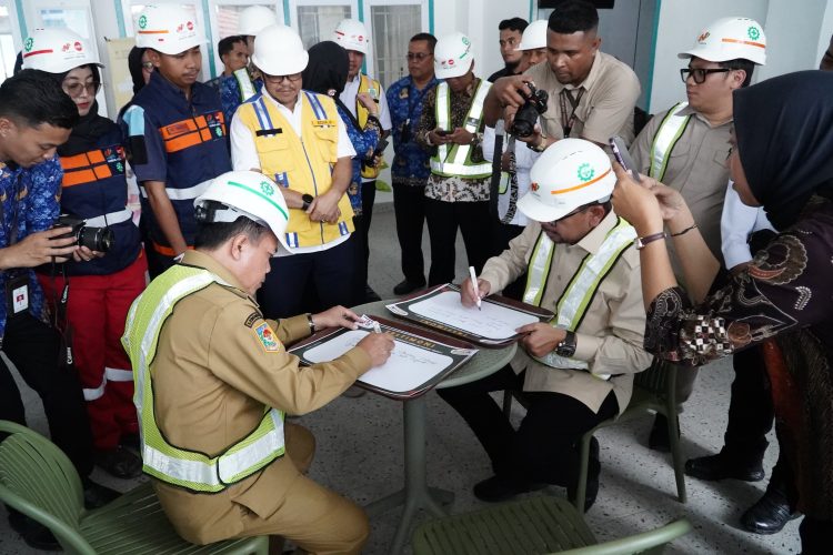 Wakil Kepala Staf Kepresidenan M. Qodari dan Gubernur Jambi Al Haris menandatangani dokumen dalam rangka peninjauan pembangunan Sekolah Rakyat di Sentra Alyatama, Kota Jambi, Selasa (17/6/2025). (Foto: Diskominfo Provinsi Jambi/Erict Sutriedi)