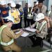 Wakil Kepala Staf Kepresidenan M. Qodari dan Gubernur Jambi Al Haris menandatangani dokumen dalam rangka peninjauan pembangunan Sekolah Rakyat di Sentra Alyatama, Kota Jambi, Selasa (17/6/2025). (Foto: Diskominfo Provinsi Jambi/Erict Sutriedi)