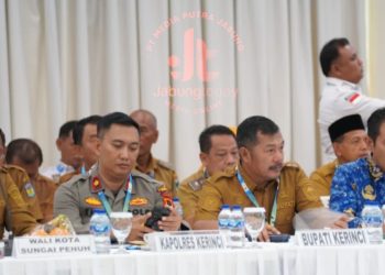 Bupati Kerinci Monadi (ketiga dari kanan) bersama Kapolres Kerinci dan Wali Kota Sungai Penuh menghadiri Rapat Koordinasi Lintas Sektoral Polda Jambi dalam rangka mendukung program ketahanan pangan nasional, Selasa (17/6/2025). (Foto: JabungToday)