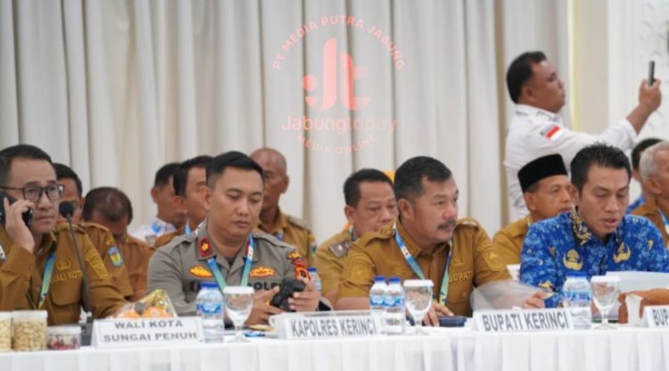 Bupati Kerinci Monadi (ketiga dari kanan) bersama Kapolres Kerinci dan Wali Kota Sungai Penuh menghadiri Rapat Koordinasi Lintas Sektoral Polda Jambi dalam rangka mendukung program ketahanan pangan nasional, Selasa (17/6/2025). (Foto: JabungToday)