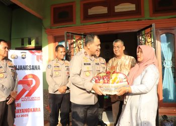 Wakapolda Jambi, Brigjen Pol. M. Mustaqim, menyerahkan bingkisan kepada keluarga almarhum Irjen Pol. (Purn) Mukhlis AS dalam kegiatan anjangsana menyambut Hari Bhayangkara ke-79 di Jambi, Selasa (17/6/2025). (Foto: Daus)