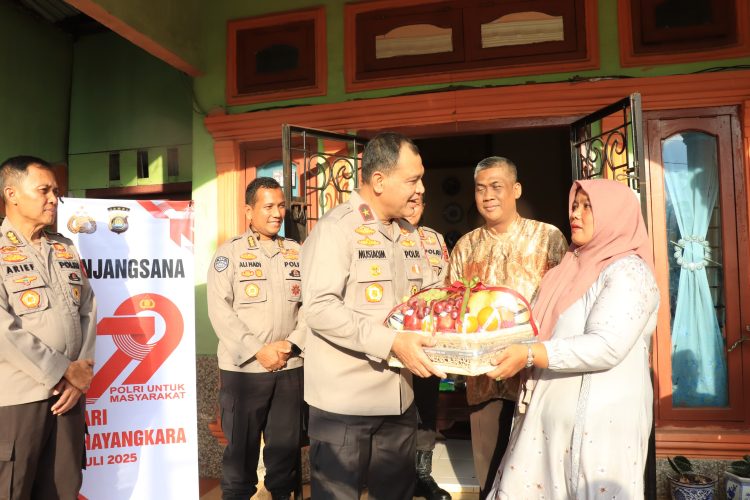 Wakapolda Jambi, Brigjen Pol. M. Mustaqim, menyerahkan bingkisan kepada keluarga almarhum Irjen Pol. (Purn) Mukhlis AS dalam kegiatan anjangsana menyambut Hari Bhayangkara ke-79 di Jambi, Selasa (17/6/2025). (Foto: Daus)