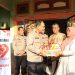 Wakapolda Jambi, Brigjen Pol. M. Mustaqim, menyerahkan bingkisan kepada keluarga almarhum Irjen Pol. (Purn) Mukhlis AS dalam kegiatan anjangsana menyambut Hari Bhayangkara ke-79 di Jambi, Selasa (17/6/2025). (Foto: Daus)
