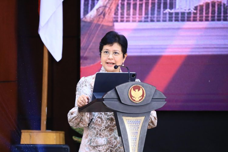 Ketua Dewan Audit OJK Sophia Wattimena pada acara Governansi Insight Forum dengan tema “Bersama OJK Membangun Sektor Jasa Keuangan Berintegritas”  di Gedung Mahligai Pancasila, Banjarmasin, Selasa (17/06/2025). (Dok. Humas JR Jambi)