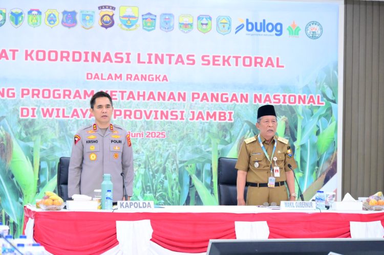 Kapolda Jambi Irjen Pol. Krisno H. Siregar bersama Wakil Gubernur Jambi Drs. H. Abdullah Sani saat memimpin Rapat Koordinasi Lintas Sektoral dalam rangka penguatan Program Ketahanan Pangan Nasional di Gedung Siginjai Polda Jambi, Selasa (17/6/2025). (Dok. Humas Polda Jambi)
