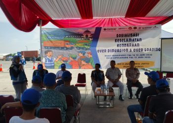 Para narasumber dari Korlantas Polri, Jasa Marga, KNKT, dan instansi terkait memberikan edukasi langsung kepada sopir angkutan barang dalam kegiatan Sosialisasi Keselamatan Kendaraan ODOL di Rest Area KM 88B Ruas Tol Cipularang, Selasa (17/6/2025). (Dok.  Korlantas Polri)