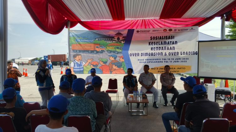 Para narasumber dari Korlantas Polri, Jasa Marga, KNKT, dan instansi terkait memberikan edukasi langsung kepada sopir angkutan barang dalam kegiatan Sosialisasi Keselamatan Kendaraan ODOL di Rest Area KM 88B Ruas Tol Cipularang, Selasa (17/6/2025). (Dok.  Korlantas Polri)