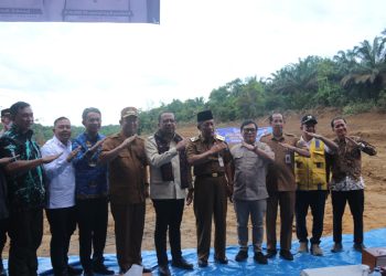 Wakil Gubernur Jambi Abdullah Sani bersama Wakil Kepala Staf Kepresidenan Muhammad Qodari dan rombongan meninjau lokasi pembangunan Sekolah Rakyat di Desa Bukit Baling, Muaro Jambi, Selasa (17/6/2025). (Dok. Erit - Kominfo)
