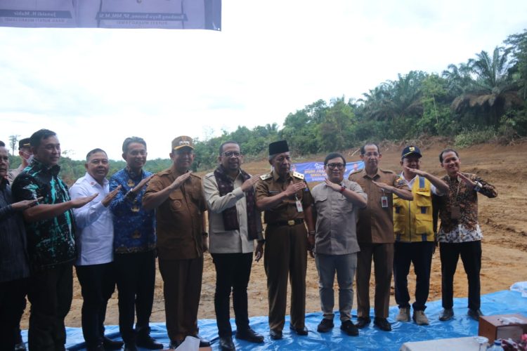 Wakil Gubernur Jambi Abdullah Sani bersama Wakil Kepala Staf Kepresidenan Muhammad Qodari dan rombongan meninjau lokasi pembangunan Sekolah Rakyat di Desa Bukit Baling, Muaro Jambi, Selasa (17/6/2025). (Dok. Erit - Kominfo)