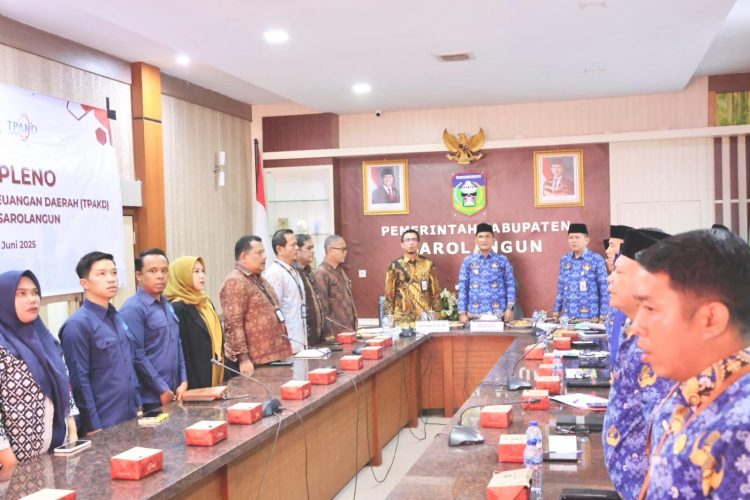 Bupati Sarolangun Hurmin bersama Kepala OJK Jambi, Pj. Sekda Sarolangun, dan pimpinan lembaga keuangan menghadiri Rapat Pleno TPAKD Sarolangun di Kantor Bupati, Selasa (17/6/2025). (Dok. Humas OJK Jambi)