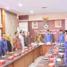 Bupati Sarolangun Hurmin bersama Kepala OJK Jambi, Pj. Sekda Sarolangun, dan pimpinan lembaga keuangan menghadiri Rapat Pleno TPAKD Sarolangun di Kantor Bupati, Selasa (17/6/2025). (Dok. Humas OJK Jambi)