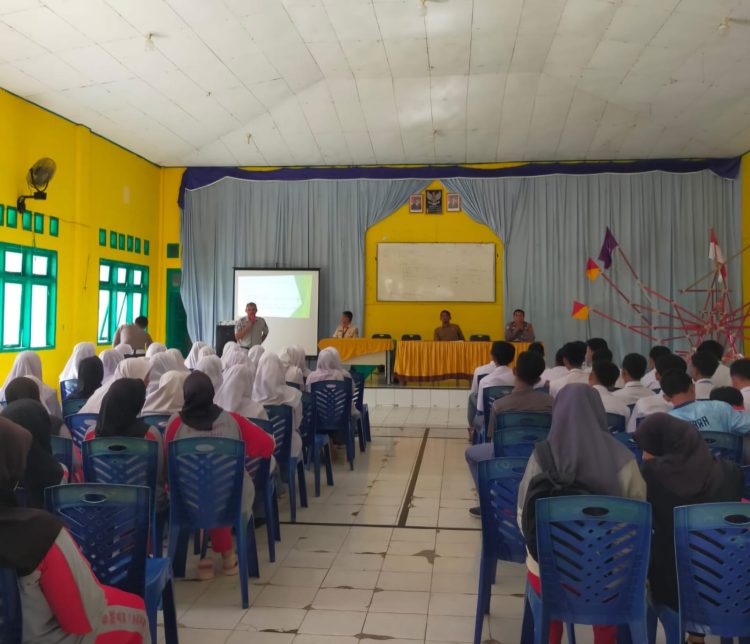 Petugas Samsat Pos Rimbo Bujang bersama Jasa Raharja dan Kepolisian memberikan edukasi tertib berlalu lintas dan kesamsatan kepada pelajar SMAN 2 Tebo, Rabu (18/6/2025). . (Humas JR Jambi)