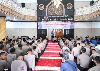 Personel Polda Jambi mengikuti zikir dan doa bersama yang dipimpin Wakapolda Jambi Brigjen Pol M. Mustaqim di Masjid Al-Ikhlas, Mapolda Jambi, Kamis (19/6/2025). (Dok. Nahar)